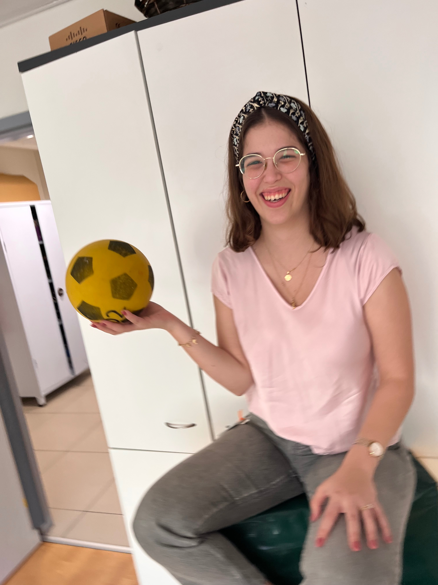 שירה משחקת בכדור בקליניקה
